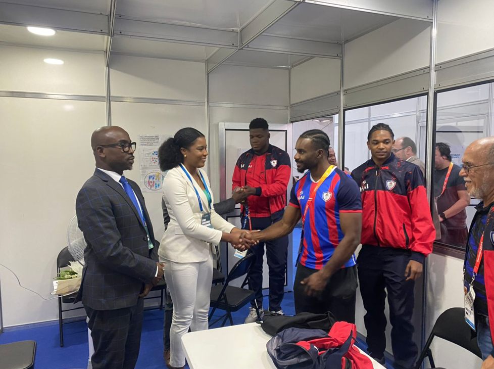 L'ambassadrice d'Haïti au Chili, Wedlyne François Pierre rend visite à la délégation haïtienne au Village Olympique !